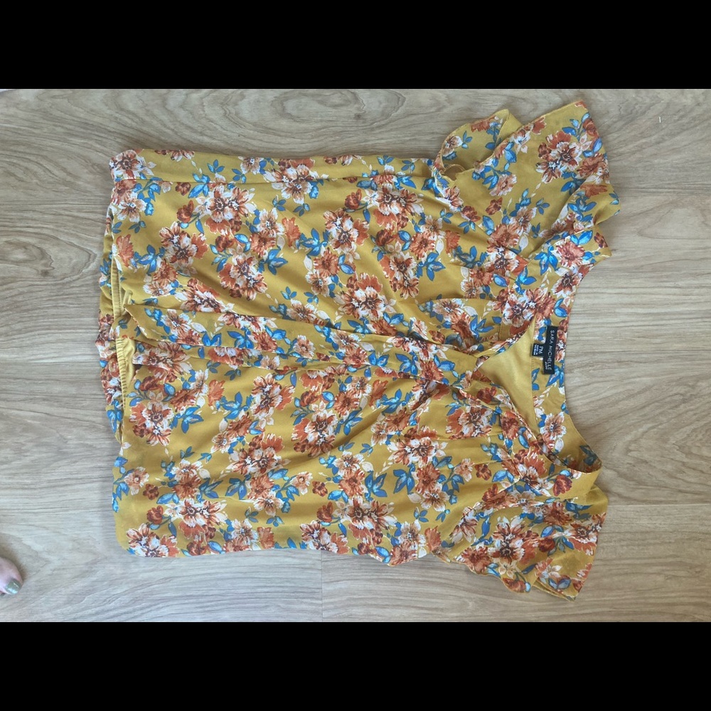 Sarah Michelle Petit medium top. Floral yellow.